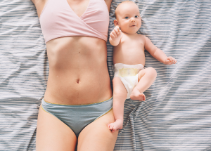 Qu’est-ce qu’une diastase et que peut-on faire pour y remédier ? 11 a woman lying on a bed with a baby