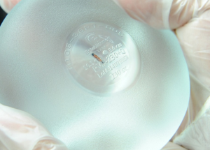 Pourquoi certains implants Motiva contiennent-ils une « puce » ? 7 close up from an breast implant