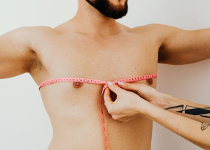 Les hommes aussi peuvent avoir une poitrine développée 19 a man measuring his chest