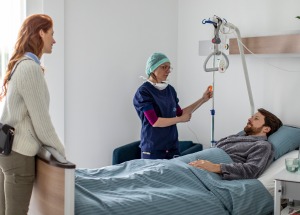 La sécurité avant tout : pourquoi nous n’opérons pas tout le monde dans notre clinique privée 7 nurse talking to a patient in her room