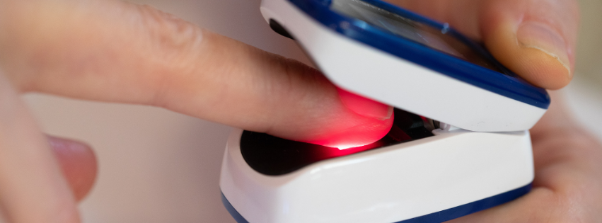 Waarom moet je je nagellak, gel of acrylnagels verwijderen voor een ingreep? 1 zuurstof saturatiemeter operatie ingreep