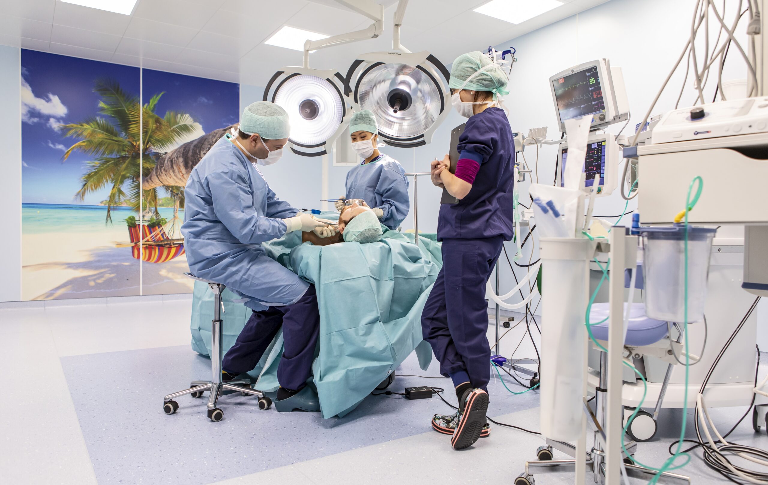 Het team van Belgian Beauty Clinic aan het werk in de operatiezaal