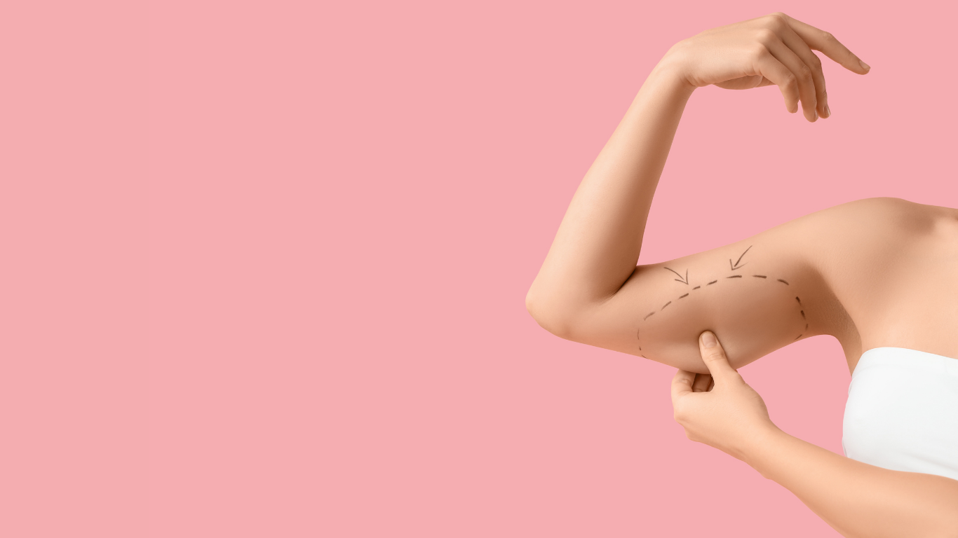 Vrouw toont de contour van haar bovenarm